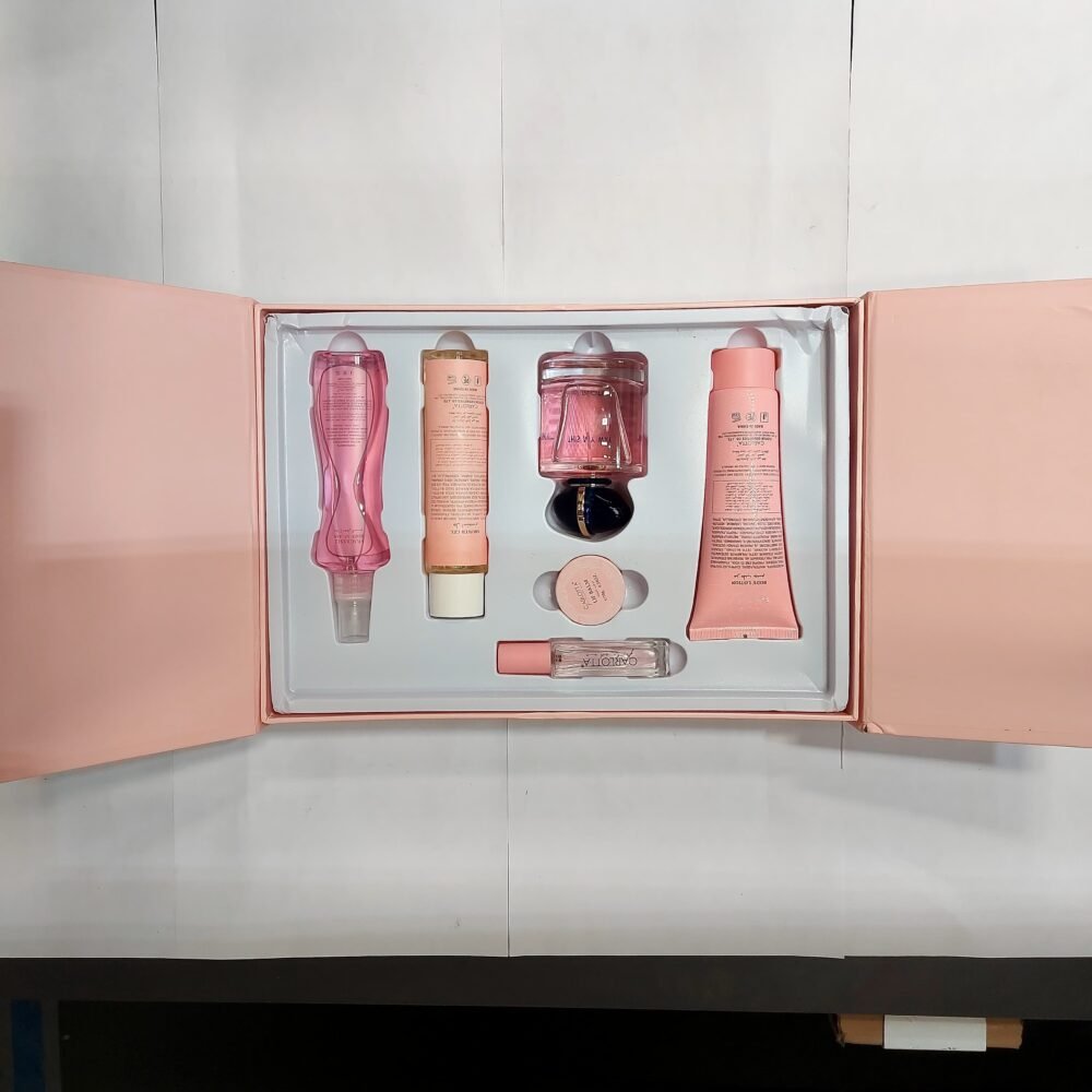 ⁦• عطر نسائي مع مجموعة هدايا⁩ - الصورة ⁦3⁩